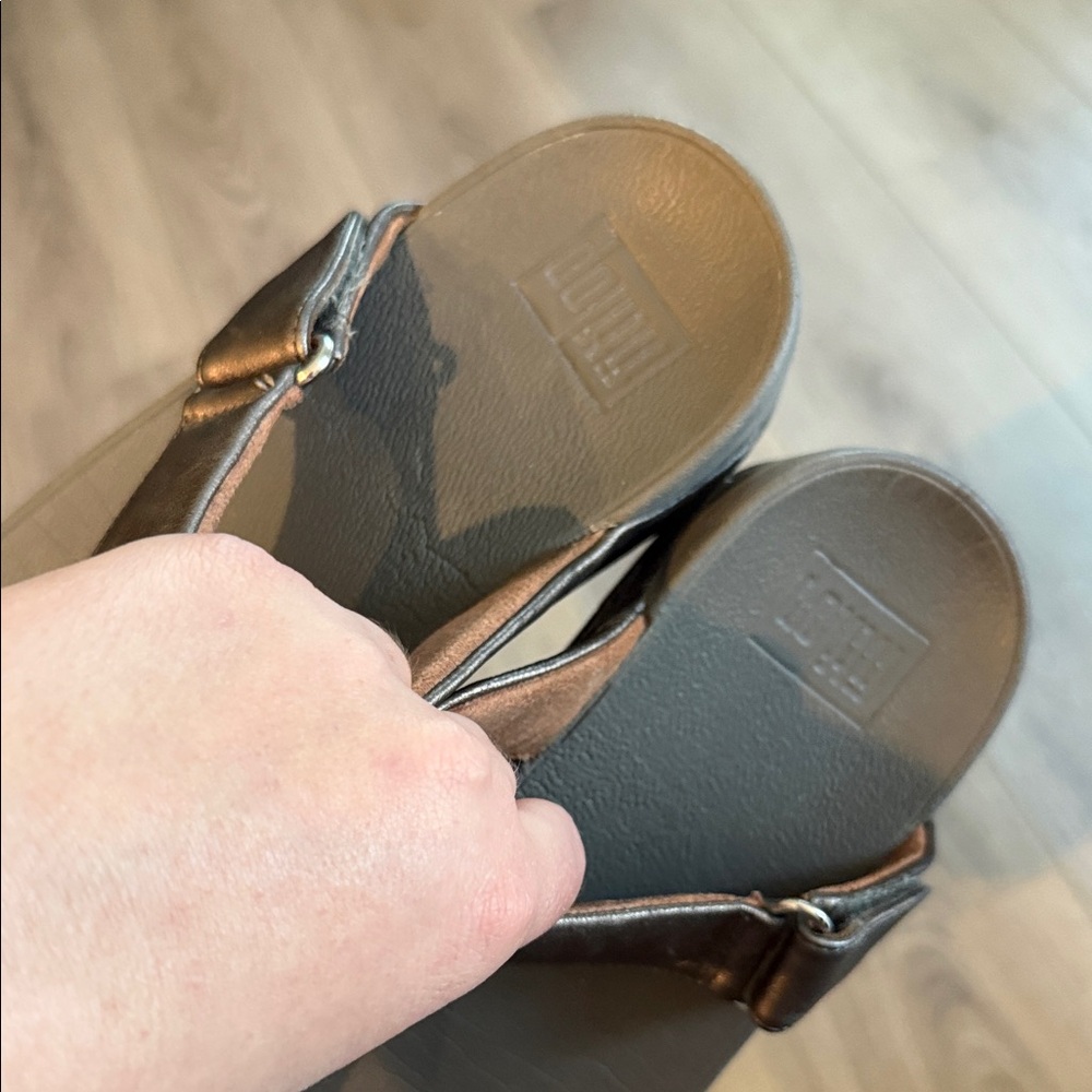 Fitflop Women’s Metallic Bronze Leather Thong Sandals - Picture 3 of 7